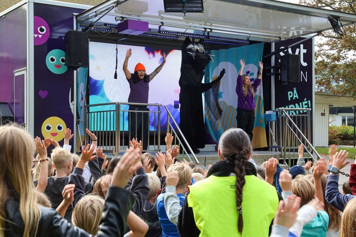 Sommarskuggan dök upp och dansade med André och Lizette. Foto: Peter Jakobsson