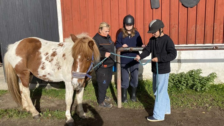 Anja Sauhula är en av två pedagoger som jobbar med konceptet Lära med hästar för att stärka elevers självkänsla bland annat. Idag har hon med Antonio och Pontus som ska jobba med Saeta. Foto: Carina Nilsson