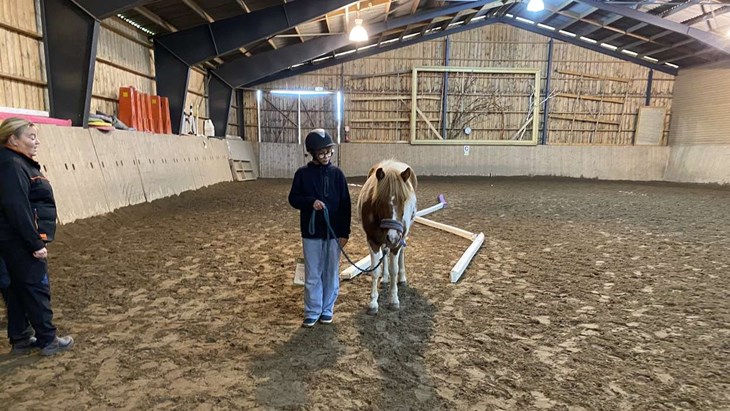 Inne i ridhuset finns övningar som eleverna ska göra med hästen och ibland i samarbete med varandra. Foto: Carina Nilsson