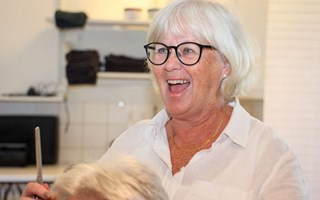 Monica släcker ner Torekovs sista frisörsalong