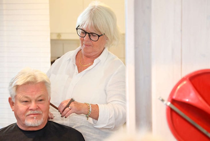 När vi träffade Monica fick hon fixa lite med maken Pers hår, det lär hon fortsätta med även när salongen är stängd för kunder. Foto: Peter Jakobsson