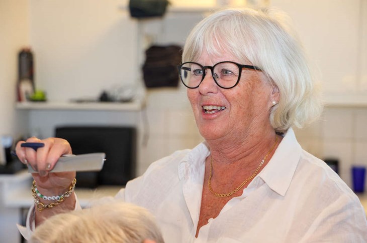 I hela livet har Monica Nilsson jobbat som frisör. Men nu är det dags att lägga saxen på hyllan och gå i pension. Foto: Peter Jakobsson