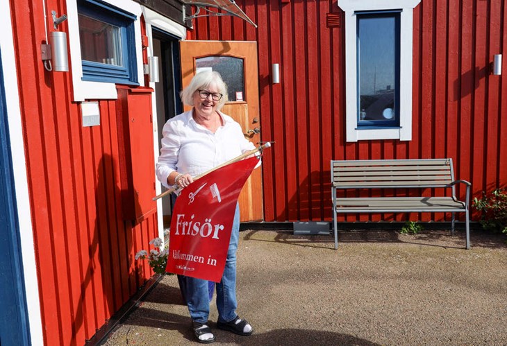I november kommer Monica ta ner flaggan till Torekovs enda frisörsalong för sista gången. Foto: Peter Jakobsson