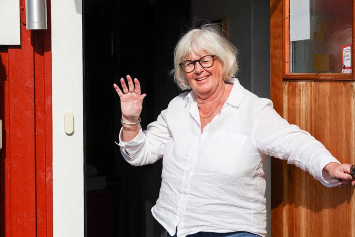 I november säger Monica faväl till de sista kunderna och går i pension efter ett liv som frisör. Foto: Peter Jakobsson
