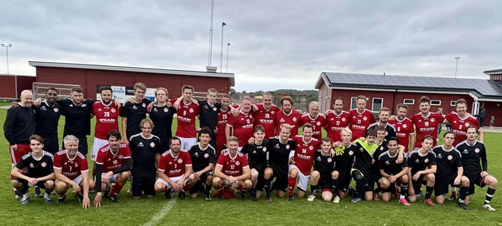 Matchen var av vänskaplig karaktär och efteråt förbrödrades lagen på en gemensam bild. Foto: Jan Lindqvist