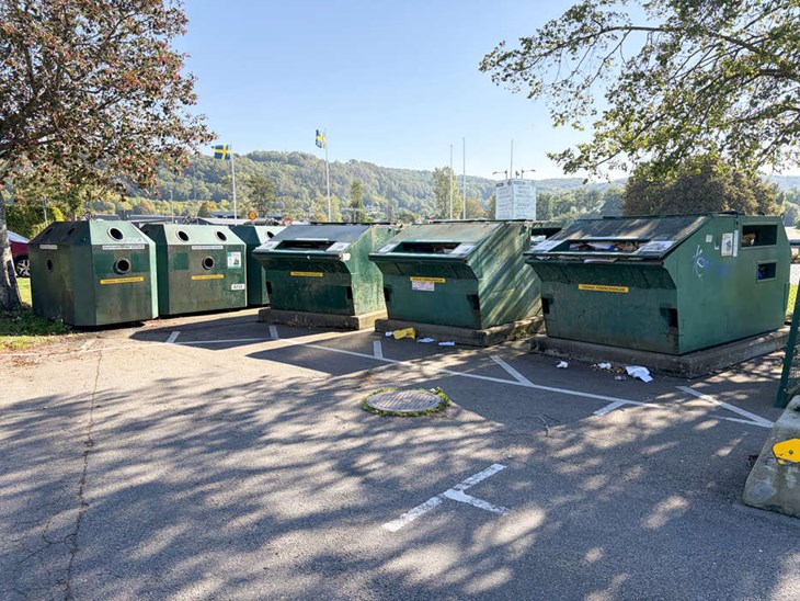 Återvinningsstationen vid Musterivägen i centrala Båstad har mest nedskräpning och problem runt sig men där gick inte att sätta kameror. Foto: Peter Jakobsson