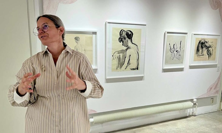 Teckningsmuseets konstnärliga ledare Frida Talik berättar om museets rekordår. Foto: Johan Jönsson