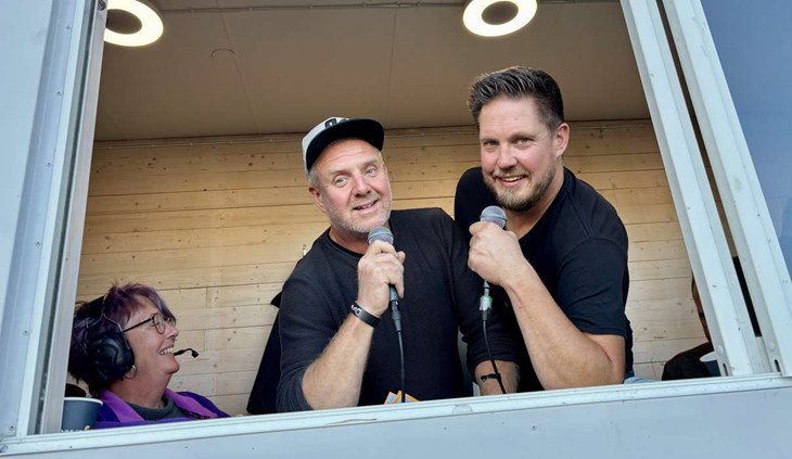 Stefan och Krister... Förlåt, Stefan Eliasson och Danel Niljasson lotsade publiken på ett entusiastiskt, kunnigt och roligt sätt från speakerbåset. Foto: Johan Jönsson