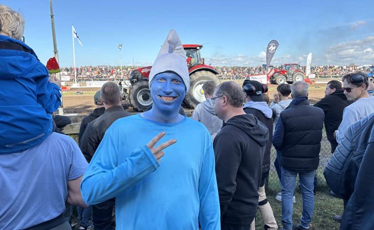 Smurfen Michael Rabøk från Danmark spred glädje på Mellby Pullingarena. Han agerade maskot til Smølfen Ford TW 25 i klassen Hot farm 5700 kg. Foto: Johan Jönsson
