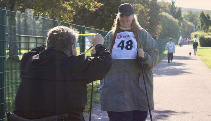Caroline Nilsson från Laholm var en av de glada deltagarna som fick en medalj hängd runt halsen av parasportprofilen Pelle Sköldbäck. Foto: Åsa Hagberg