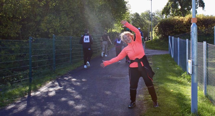 Helena Karlsson från Båstad kommun höll i uppvärmningen och peppade deltagarna. Foto: Åsa Hagberg