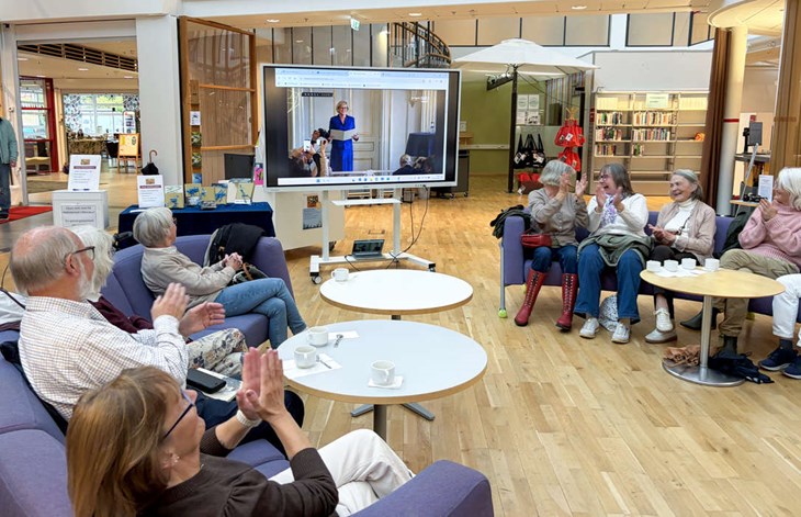 Det applåderades när det presnterades att Anne Carson blir årets Nobelpristagare i litteratur. Foto: Peter Jakobsson