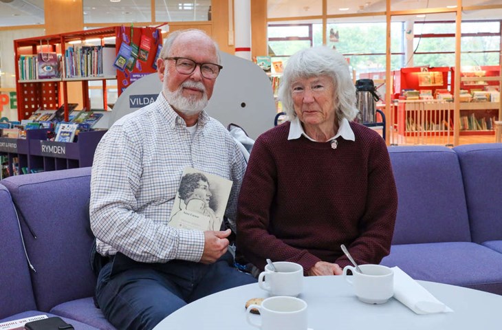 Kjell Fjellsén gissade rätt, något han brukar göra. Agneta Lindskoug bredvid hade gissat på en annan författare. Foto: Peter Jakobsson