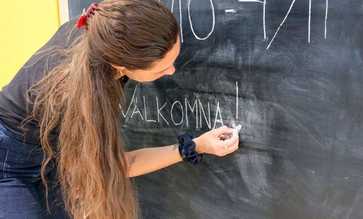 "Välkomna!" hälsar Nina Falk. Foto: Peter Jakobsson