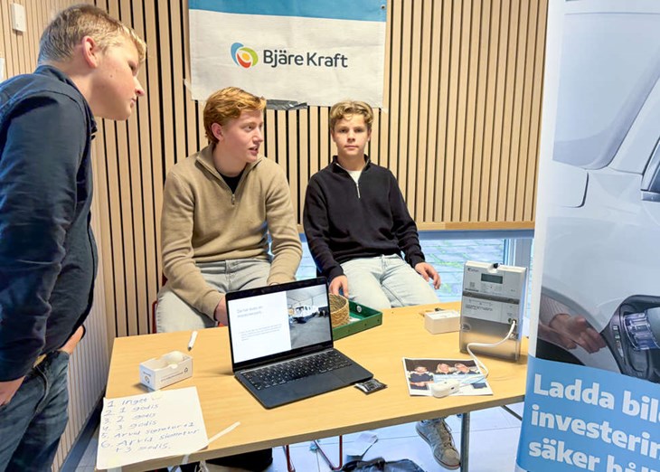 Hugo Persson, Simon Jönsson och Arvid Wallin presenterade Bjäre Kraft på mässan. Foto: Peter Jakobsson