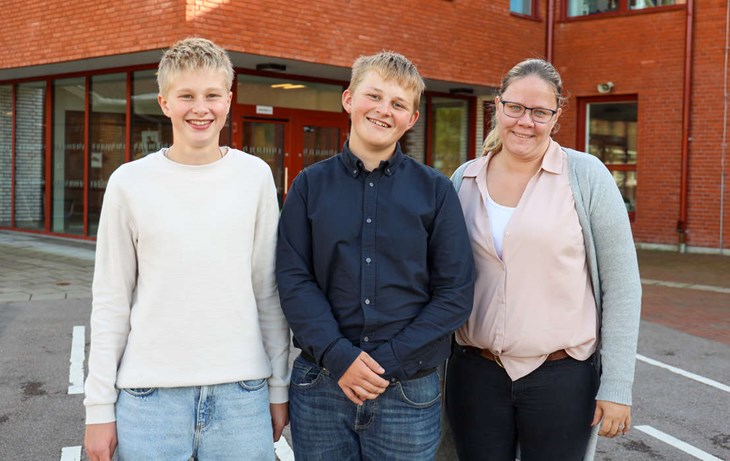 Olle Ifversson och Hugo Persson tillsammans med skolan Syv Elisabeth Lydén Rosenqvist. Foto: Peter Jakobsson