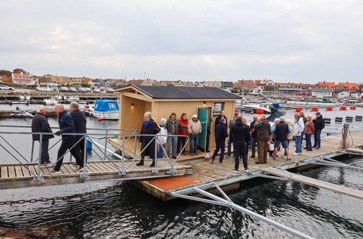 Många hade kommit till invigningen av Torekovs nya bastuflotte. Foto: Peter Jakobsson