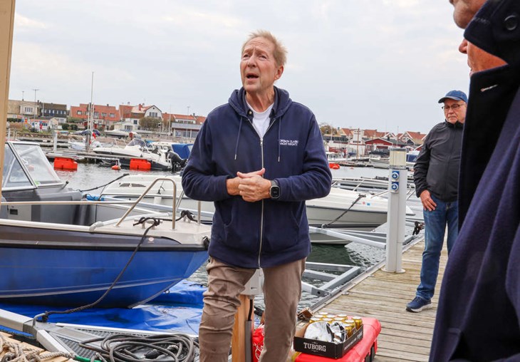 Peter Ekelund, ordförande i Torekovs båtsällskap, höll ett invigningstal och avslöjade bastuns namn. Foto: Peter Jakobsson