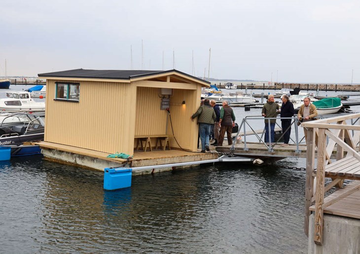 Bastuflotten har fått en ljusgul färg som passar bra i Torekov. Foto: Peter Jakobsson