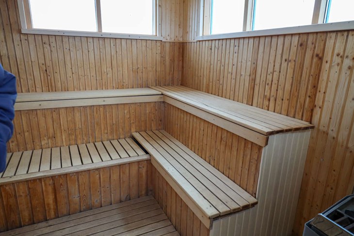 Inne i bastuflotten finns plats för många på de nya bänkarna. Foto: Peter Jakobsson