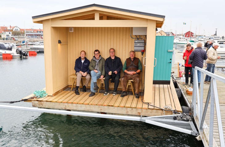 Här ska bastubadarna kunna slå sig ner och njuta efter ett dopp i havet. Byggarna passade på att provsitta bänken redan under invigningen. Foto: Peter Jakobsson