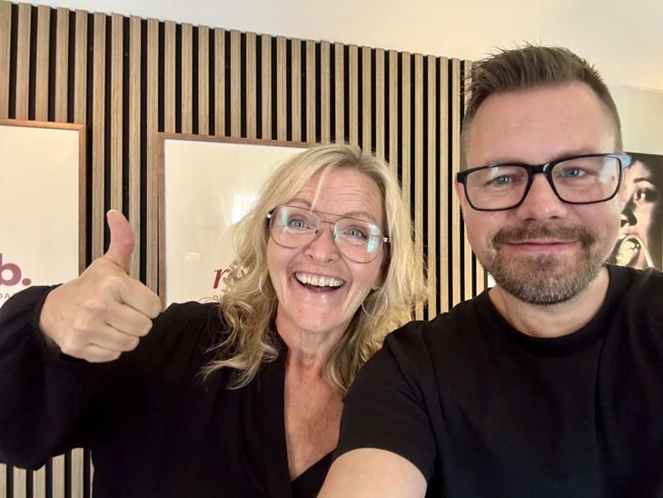 Monica Christoffersson och tidningens reporter Johan Jönsson. Foto: Selfie