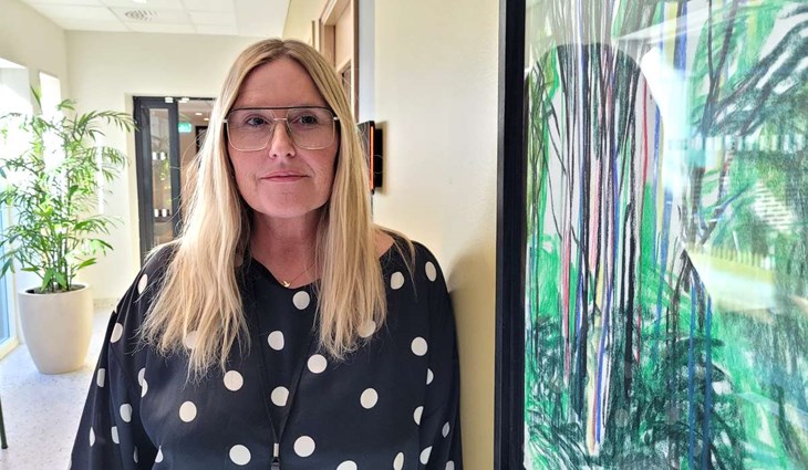 Suzanne Madar Bilalli, avdelningschef för äldreomsorgen i Båstads kommun, säger att kommunen har ett stort ansvar för att vårdtagare får den hjälp de behöver inför exempelvis färdtjänstresor. Foto: Rickard Gustafsson