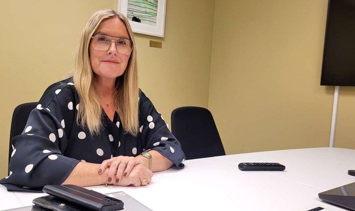 Äldreomsorgschefen Suzanne Madar Bilalli vill utöka telefontiderna för att göra det lättare för vårdtagare och anhöriga att nå hemtjänstens samordning. Foto: Rickard Gustafsson