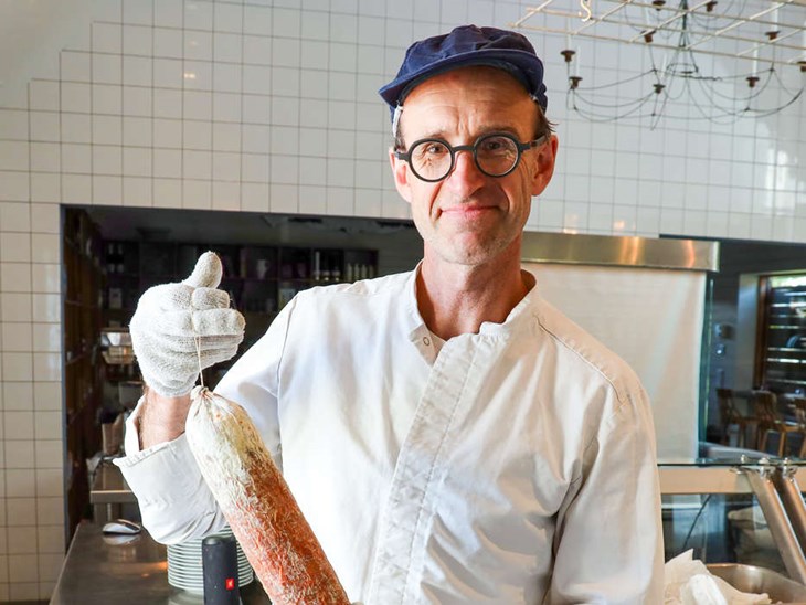 David Lindegren ser tävlingen som ett bra tillfälle att få professionella råd om hur produkterna kan förädlas vidare. Här är han med en salami som vann tidigare år. Foto: Peter Jakobsson/Arkiv