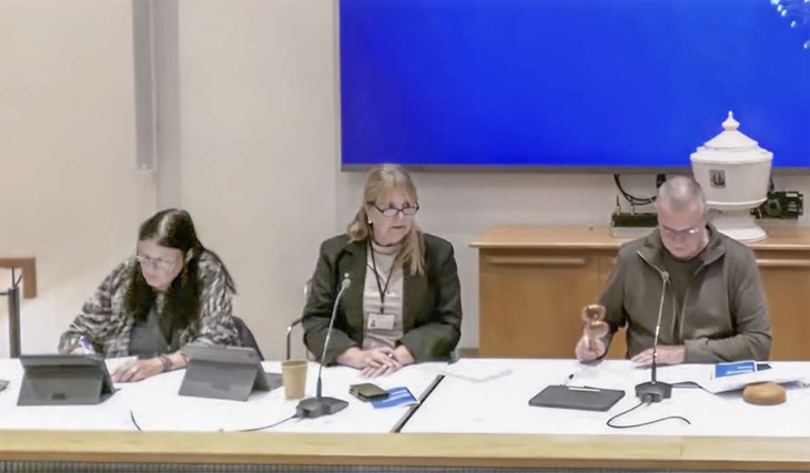 Kommunfullmäktiges nya presidiummed 2:e vice ordförande nyvalda Ingrid Edgarsdotter (BP), 1:e vice ordförande Jessica Andersson (S) och ordförande Tony Ivarsson (M). Bild från webbsändning.
