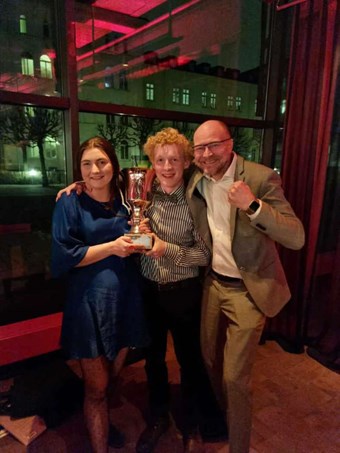 Tilda Svensson, Zeke Westerlund och Martin Rahmberg är mycket glada över vinsten i gymnasie-SM. Foto: Privat