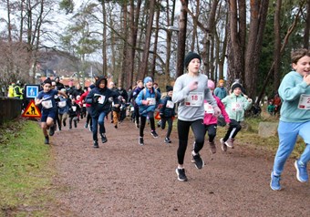 Bara glada miner på knattarna som hade en kilometer löpning framför sig. Foto: Peter Jakobsson