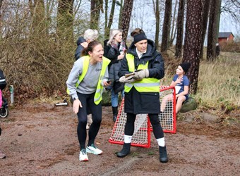 Lotta och Marina höll koll på vilka som passerade mållinjen. Foto: Peter Jakobsson