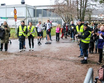 Många väntade in löparna vid målgången. Foto: Peter Jakobsson