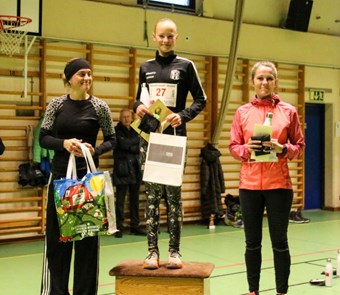 Prispallen med damerna på 5 km. Foto: Peter Jakobsson