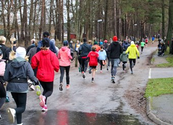 En blöt och geggig bana väntade löparna. Foto: Peter Jakobsson